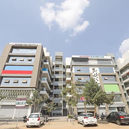 Oyo Flagship 86605 Hotel The Meriton Ahmedabad Exteriör bild