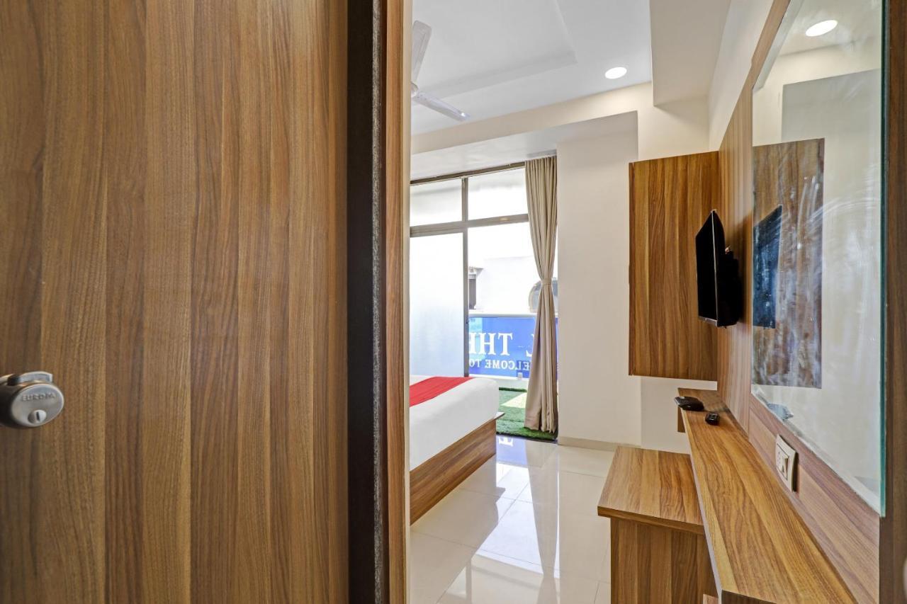 Oyo Flagship 86605 Hotel The Meriton Ahmedabad Exteriör bild