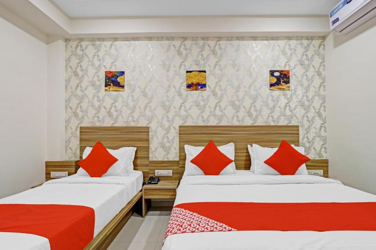Oyo Flagship 86605 Hotel The Meriton Ahmedabad Exteriör bild