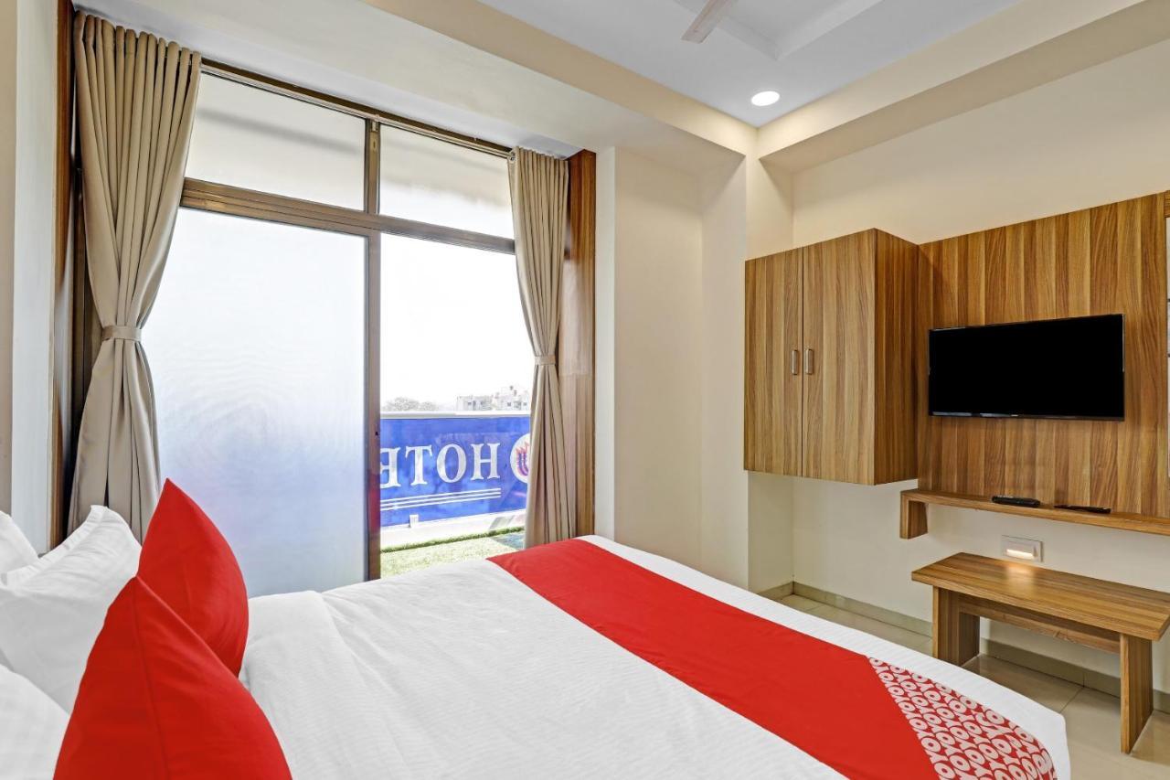 Oyo Flagship 86605 Hotel The Meriton Ahmedabad Exteriör bild