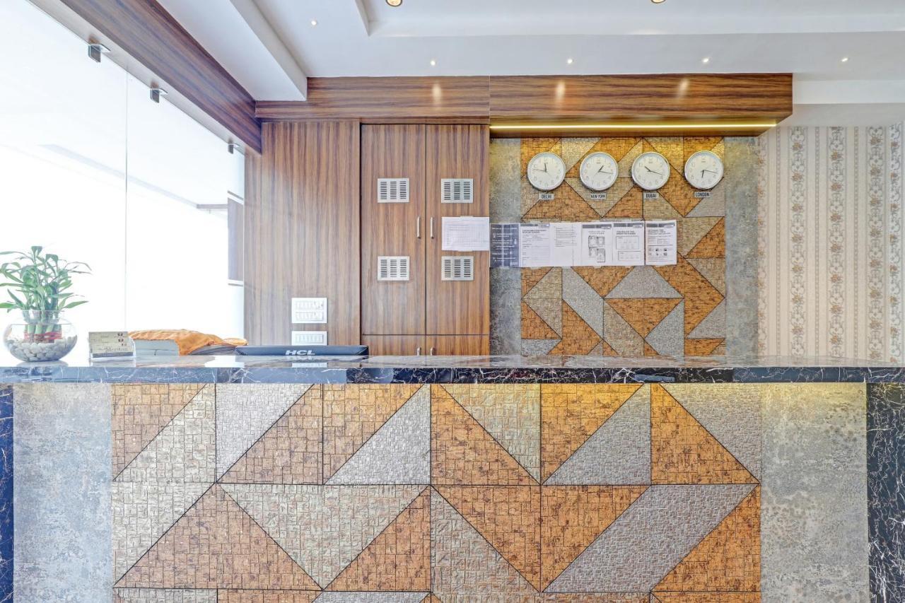 Oyo Flagship 86605 Hotel The Meriton Ahmedabad Exteriör bild