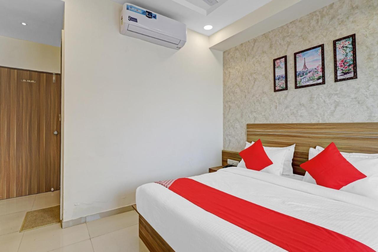 Oyo Flagship 86605 Hotel The Meriton Ahmedabad Exteriör bild