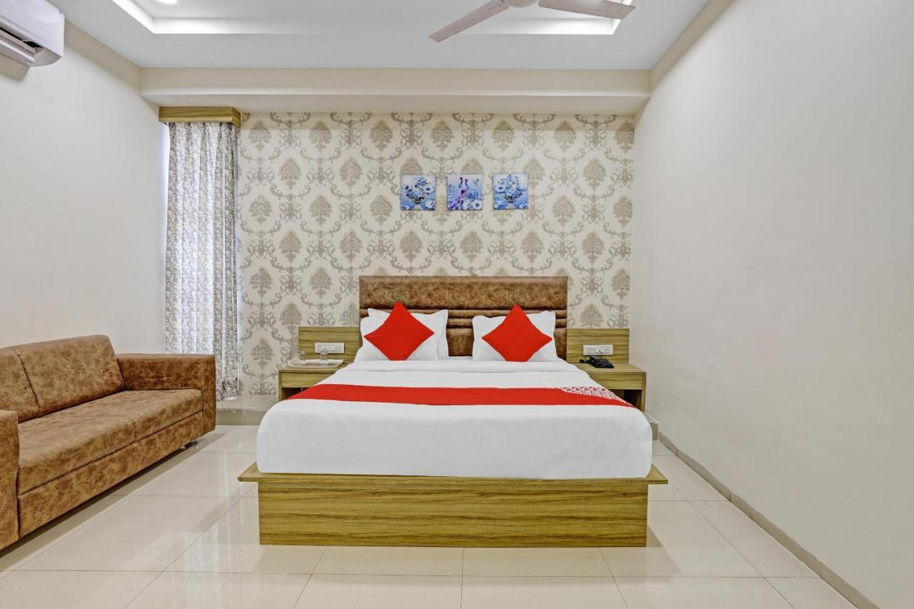 Oyo Flagship 86605 Hotel The Meriton Ahmedabad Exteriör bild