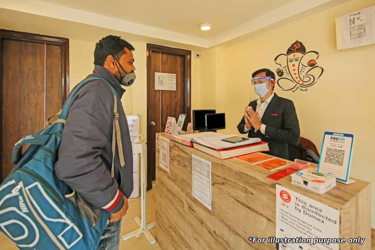 Oyo Flagship 86605 Hotel The Meriton Ahmedabad Exteriör bild