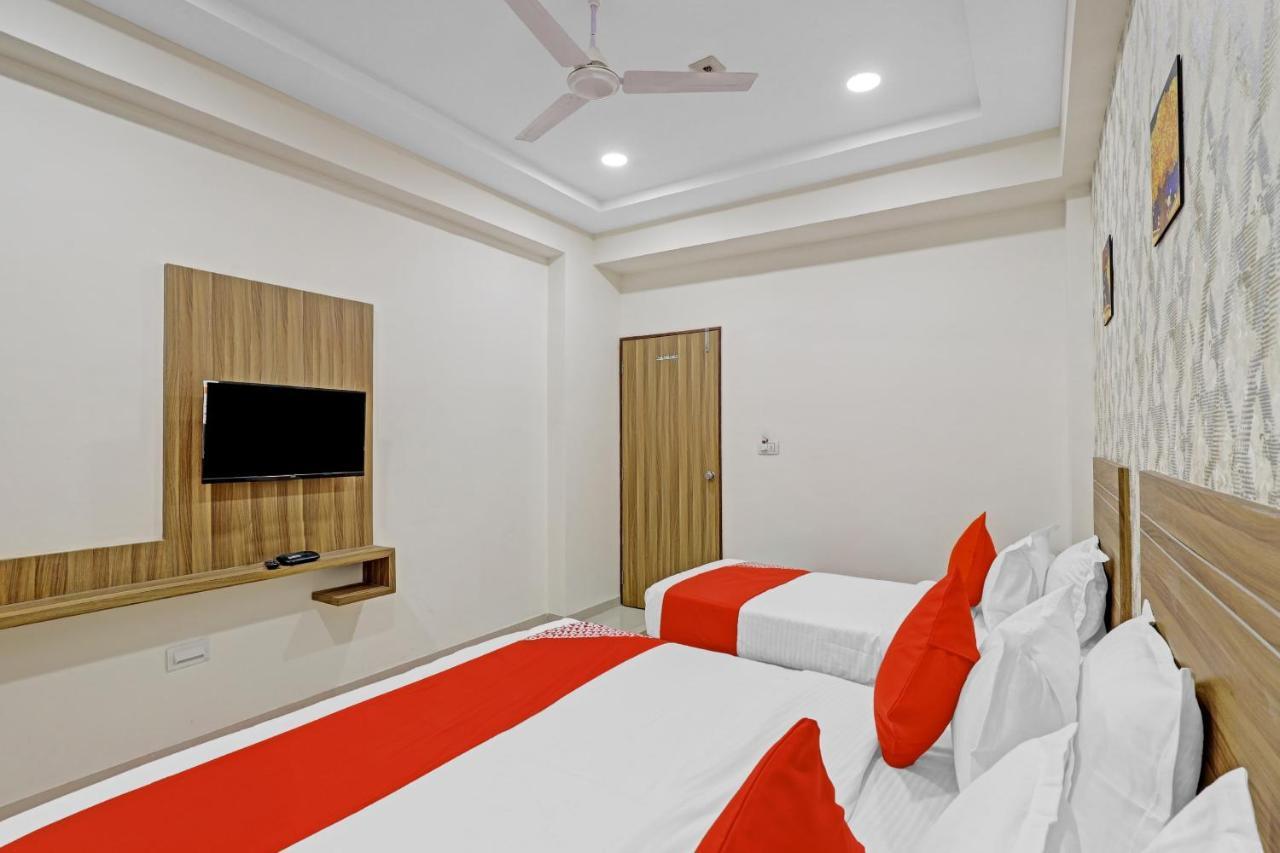 Oyo Flagship 86605 Hotel The Meriton Ahmedabad Exteriör bild