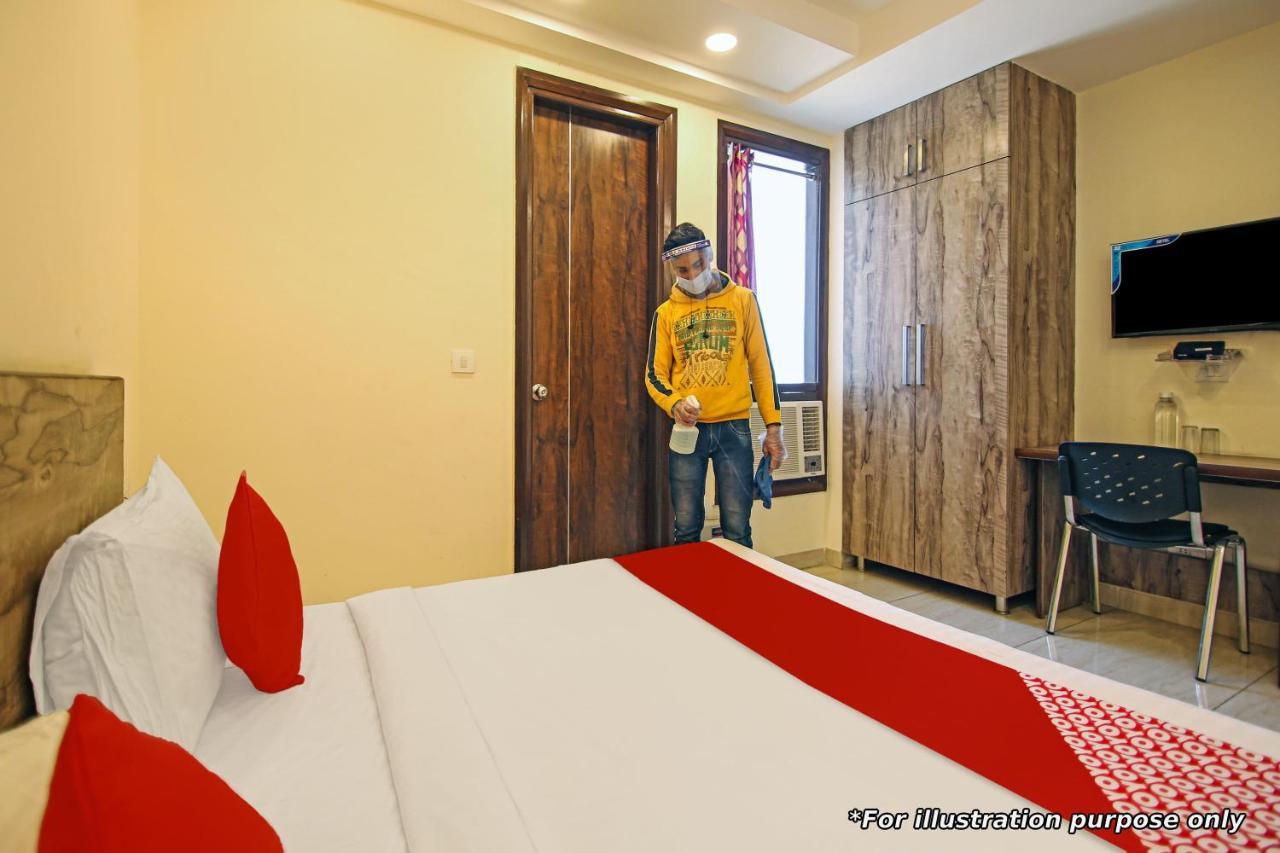 Oyo Flagship 86605 Hotel The Meriton Ahmedabad Exteriör bild