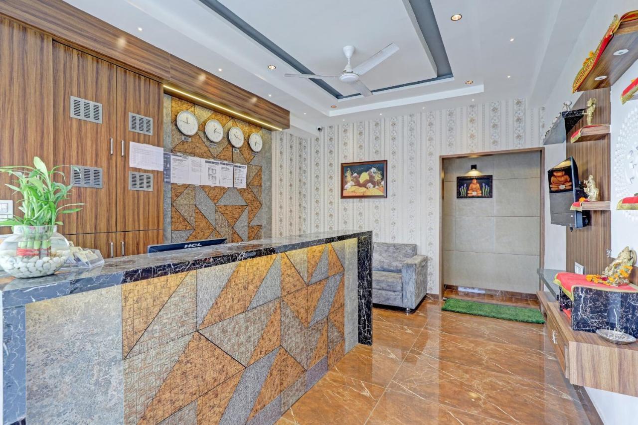 Oyo Flagship 86605 Hotel The Meriton Ahmedabad Exteriör bild